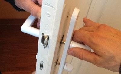 Comment changer une poignée porte ancienne?